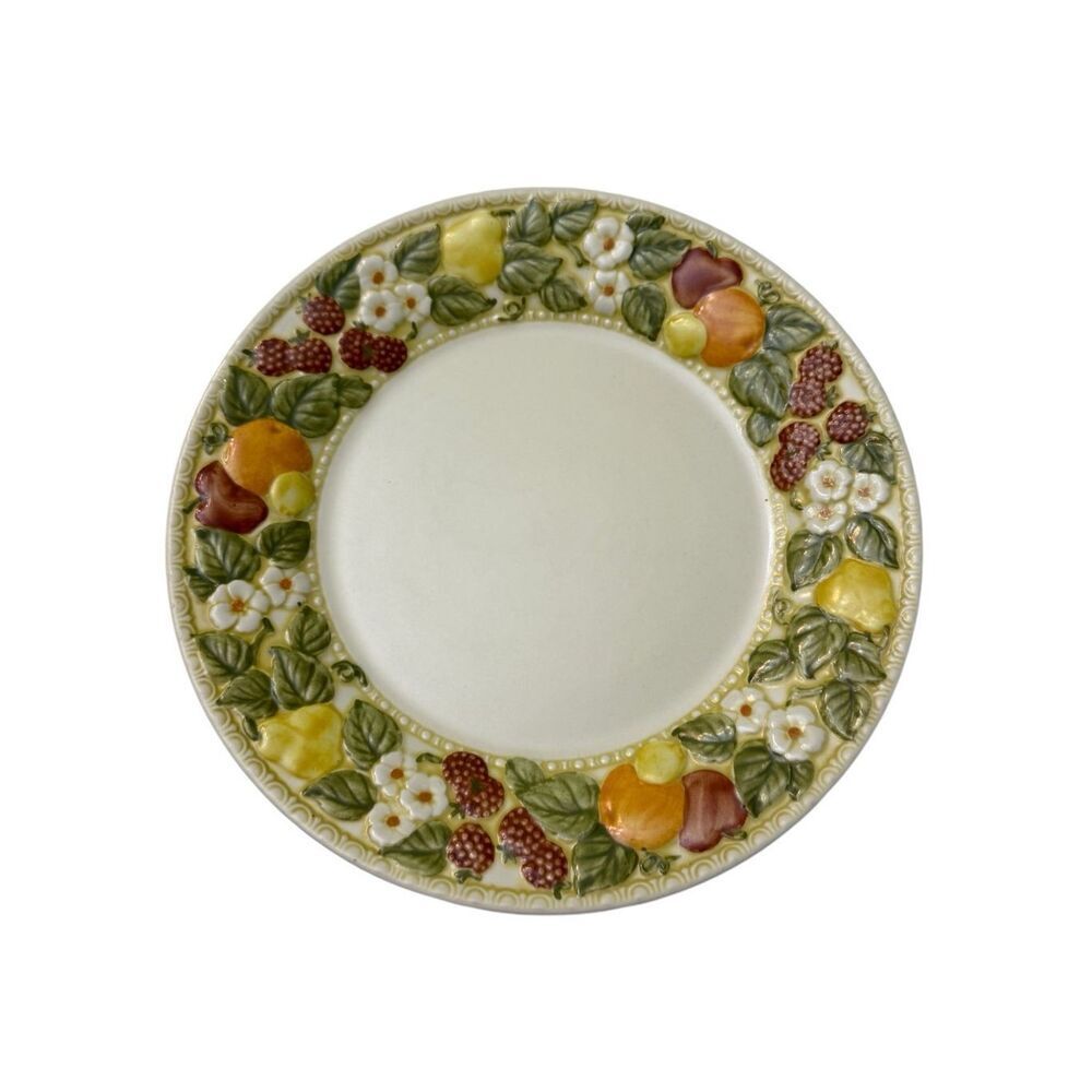 Metlox Vernonware Della Robbia Dinner Plates 1960’s Fruit Basket Pattern Embosse